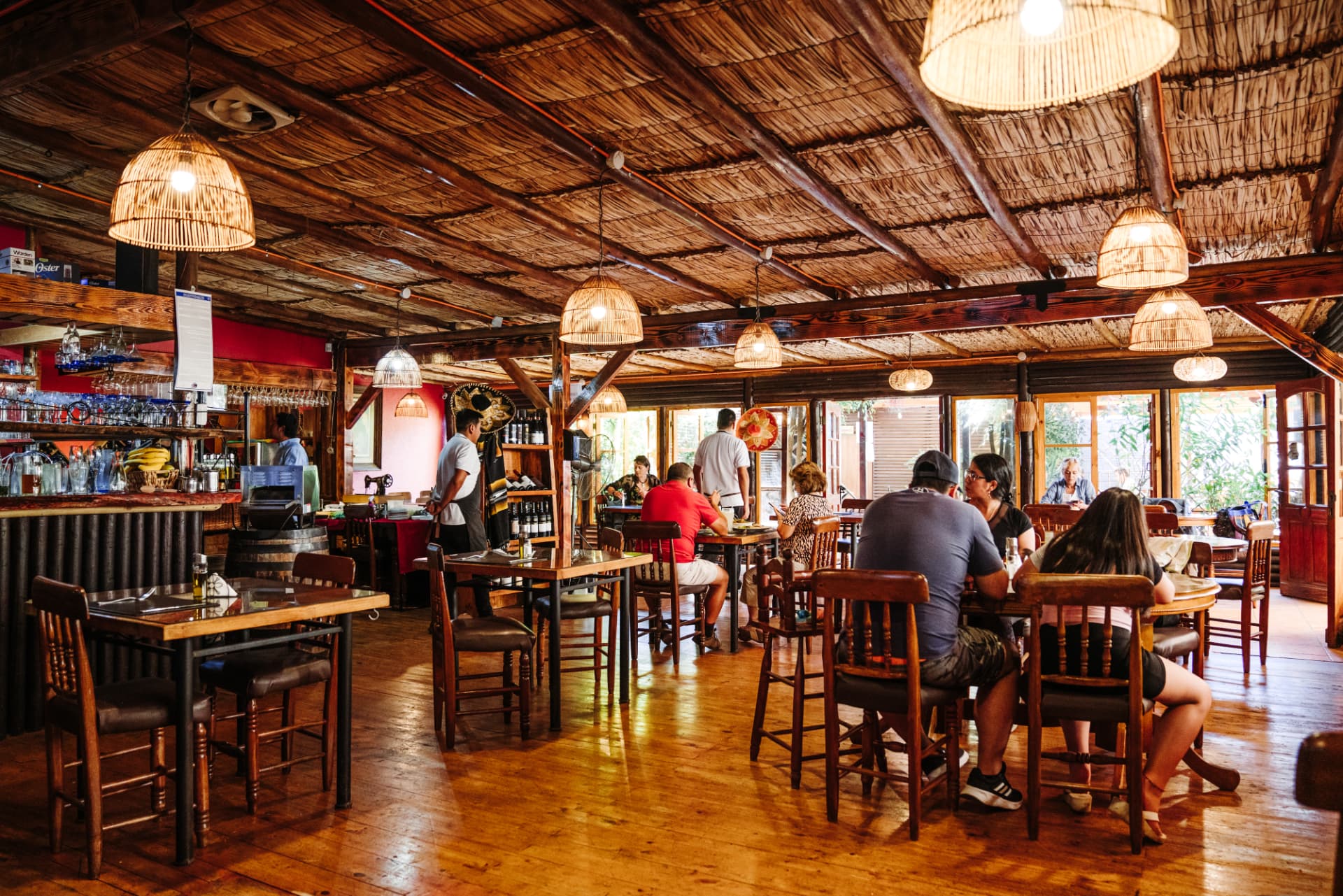 Salón de Restaurante El Relajo, con mesas de madera y lámparas cálidas